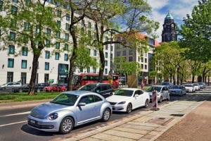 Parken außerhalb der Fahrbahn ist verboten. 