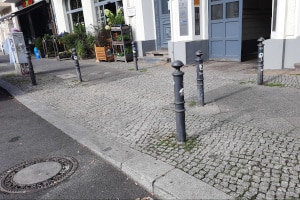 Das Parken gegenüber einer Einfahrt ist laut StVO erlaubt, wenn genügend Abstand gegeben ist.