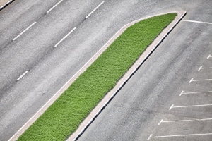 In der Regel ist das Parken auf einem Grünstreifen weder innerorts noch außerorts erlaubt. 