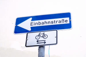 Parken ist in Einbahnstraßen genauso gestattet, wie in regulären Straßen. Es gibt dafür lediglich einige Richtlinien.