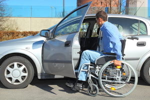 Einfacheres Parken: Mit Behindertenausweis und Sonderparkausweis dürfen Behindertenparkplätze genutzt werden.