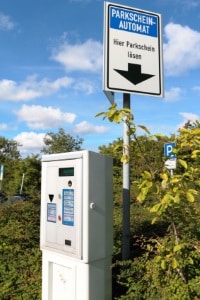 In den meisten Städten ist das Parken nur mit Parkschein erlaubt.