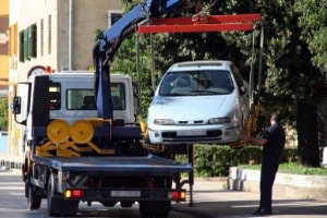 Elektronische Parkscheibe, PKW mit einer digitalen Uhr, die die Ankunft des  Fahrzeugs auf einem Parkplatz anzeigt, gilt als Ersatz für die analogen,  schiebe- oder drehbaren Parkscheiben, mit offizieller Zulassung, gem. STVO,  Parken-Verkehrszeichen