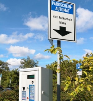 Parken mit Parkschein ist in ausgewiesenen Bereichen erlaubt. 