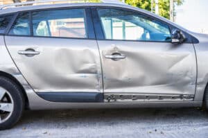 Parkendes Auto angefahren: Bei Fahrerflucht droht eine Strafe in Form einer Geldzahlung oder Freiheitsstrafe.