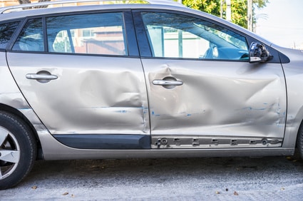 Auto angefahren: Droht nach Fahrerflucht eine Strafe?