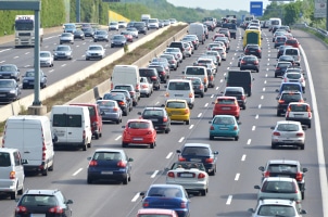 Die PKW-Maut auf deutschen Autobahnen soll auch von Ausländern gezahlt werden.