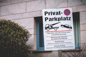 Wann dürfen Sie einen Pkw von einem Privatparkplatz abschleppen lassen?