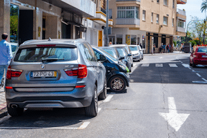 Das Querparken ist grundsätzlich erlaubt, da das Gesetz zum platzsparenden Parken ermuntert.
