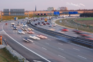 Egal ob von links oder rechts: Sie müssen das Überholen auf der Autobahn durch Blinken anzeigen.
