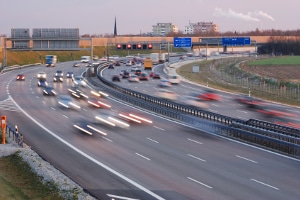 Egal ob von links oder rechts: Sie müssen das Überholen auf der Autobahn durch Blinken anzeigen.