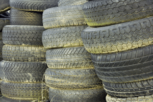 Reifen lagern: Reifen ohne Felgenbaum stapeln Sie am Besten.