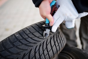 Lässt sich ein Reifen mit eingefahrenem Nagel reparieren? 