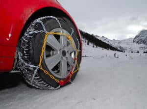 Auch das Fahren mit Schneeketten kann einen Reifenplatzer begünstigen.