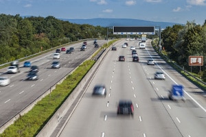 Kein Reißverschluss: Auf der Autobahn bzw. dem Beschleunigungsstreifen kommt das Verfahren nicht zum Einsatz. 