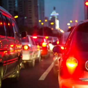 Als Autofahrer sind Sie gesetzlich verpflichtet, bei einem Stau eine Rettungsgasse zu bilden.