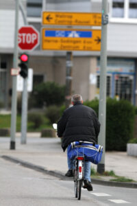 Wer eine rote Ampel mit dem Fahrrad überfährt, kann sogar den Führerschein verlieren