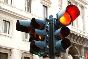 Wenn Sie eine rote Ampel überfahren und geblitzt werden, droht nicht nur ein Bußgeld. 