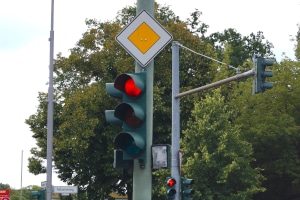 Gibt es Situationen, in denen Sie eine rote Ampel überfahren dürfen?