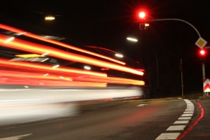 Rote Ampel übersehen: Was ist ein qualifizierter Rotlichtverstoß?