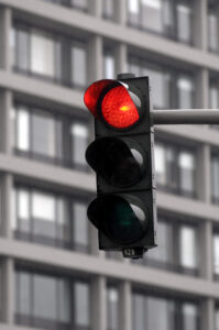 Auch ein Rotlichtverstoß wird durch die Bußgeldstelle in Niedersachsen geahndet.