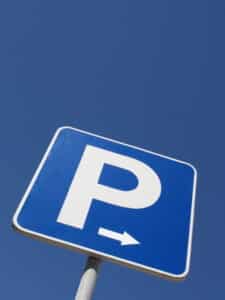 Schild verweist auf Parkplatz