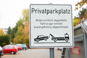 Nicht selten verrät ein Schild, dass der Parkplatz privat ist.