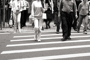 Schrittgeschwindigkeit: Ein Mensch ist zu Fuß durchschnittlich mit 4 bis 7 km/h unterwegs. 