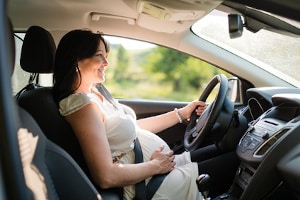 Schwanger den Führerschein machen: Der Anschnallgurt gefährdet das Baby nicht, wenn er korrekt angelegt wurde.