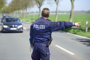 Vermutet die Polizei, dass Sie Drogen konsumiert haben, kann sie Sie aus dem Verkehr ziehen und einen Schweißtest durchführen.