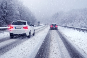 Eis und Schnee auf den Straßen in der Schweiz: Sind Winterreifen vorgeschrieben?