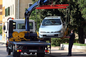 Wer einen Schwerbehindertenparkplatz ohne Berechtigung nutzt, riskiert ein Abschleppen seines Autos.