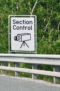 Bei Section Control drohen erst Strafen, wenn Fahrer durchschnittlich zu schnell unterwegs waren.