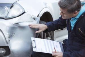 Smart Repair kann das Lackieren, Ausbeulen oder Flicken von kleineren Schäden beinhalten.