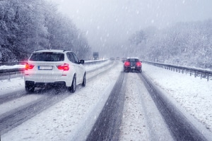 Fahrten mit Sommerreifen sollten im Winter vermieden werden.