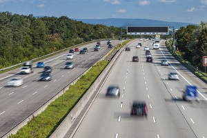 Spur wechseln mit dem Auto: Auf der Autobahn sollten Sie dabei besonders aufmerksam sein.