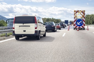 Spurwechsel: Ist die Weiterfahrt auf einer Spur nicht möglich, kommt normalerweise das Reißverschlussverfahren zum Einsatz.