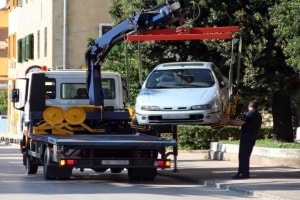 Das Abschleppen des Fahrzeugs ist eine drastische Strafe für Parken ohne Parkschein.