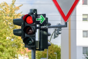 Der Strafenkatalog in Deutschland belegt auch den Rotlichtverstoß mit Sanktionen.