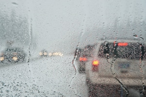 Sie können einen Sturmschaden am Auto auch selbst verschulden, wenn Sie aufgrund der vorherrschenden Wetterbedingungen einen Unfall bauen.
