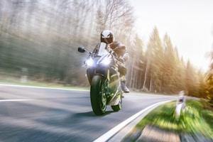 Für das Verkehrsrecht wird die Tateinheit und Tatmehrheit auch im OWiG geregelt. Beispiele sind u. a. Tempoverstöße mit gleichzeitiger Handynutzung oder Fahrzeugmängeln.