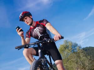 Genau wie Telefonieren am Steuer wird auch die Handybenutzung auf dem Fahrrad bestraft