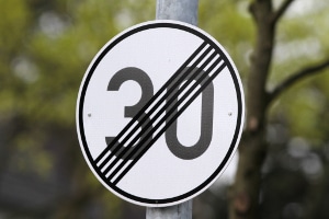 Dieses Schild hebt die Tempo-30-Zone auf.