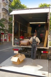 Sie können ein temporäres Parkverbot selbst beantragen (z. B. für den Umzug).