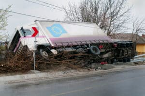 Ein tödlicher LKW-Unfall ist nicht selten, da diese Fahrzeuge besonders groß und schwer sind.