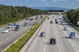 Wo liegt der Toleranzabzug, wenn ein mobiler Blitzer beim Nachfahren auf der Autobahn eingesetzt wurde?