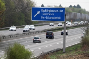 Mobile Radargeräte wie der TRAFFIPAX SpeedoPhot werden gerne auf Autobahnen eingesetzt.