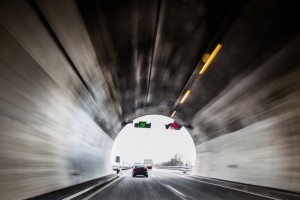 In einem Tunnel müssen Sie sich an besondere Verhaltensweisen halten.