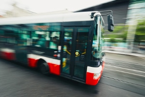 Überfüllte Busse sind nicht nur ein Ärgernis, sondern auch einen Verstoß gegen gesetzliche Bestimmungen dar.