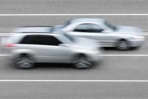 Überholen auf dem Standstreifen ist tabu – ebenso wie Halten und Parken, wenn kein Notfall vorliegt. 